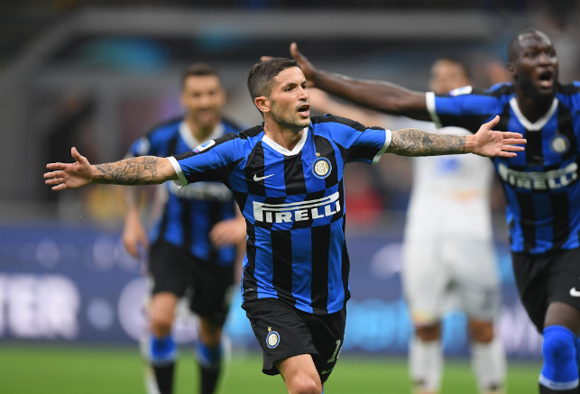 意甲球员在第12轮比赛中涂上红色面彩，向针对女性的暴力说不