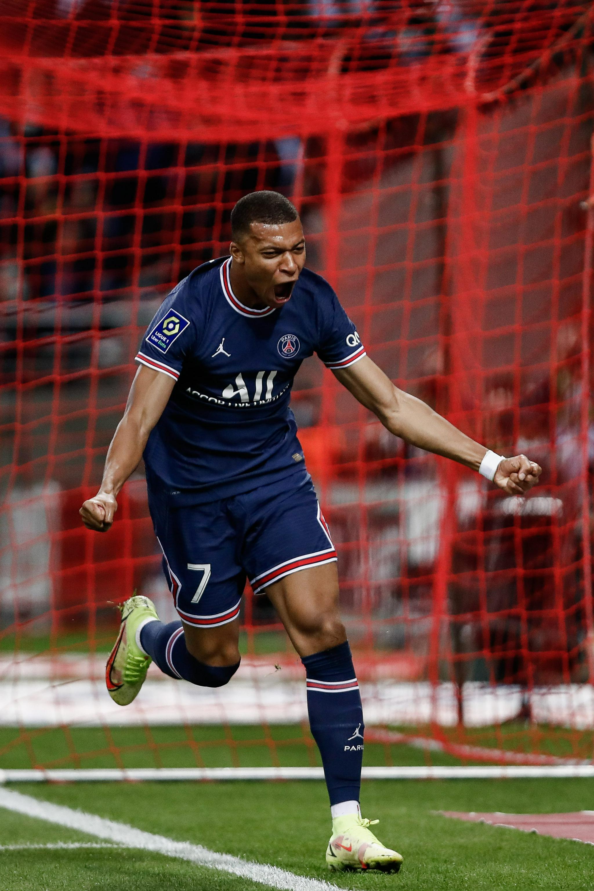 迈阿密国际夺美职联冠军，梅西淡定队友狂欢