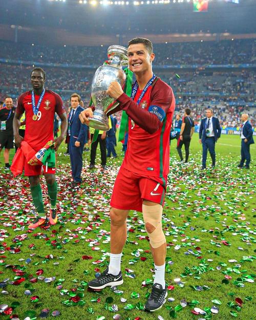 邮报：顺应英超形势，利兹今夏引援注重身体对抗和定位球能力（邮报：迎合英超趋势，利兹今夏引援重在增强对抗与定位球实力）