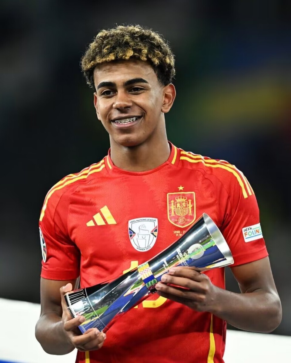 英超-B费双响姆贝莫破门芒特建功 曼联4-1狼队升至第六（英超：B费梅开二度，姆贝莫破门、芒特建功，曼联4-1狼队升至第六）