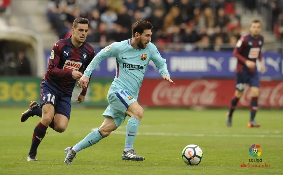 王飞获双料推广人奖，推动中国拳击发展，助力职业拳击繁荣。