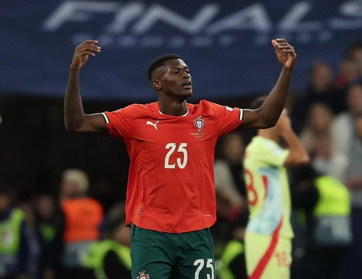 邮报：纽卡正努力与莱比锡就谢什科达成协议，球员愿意加盟