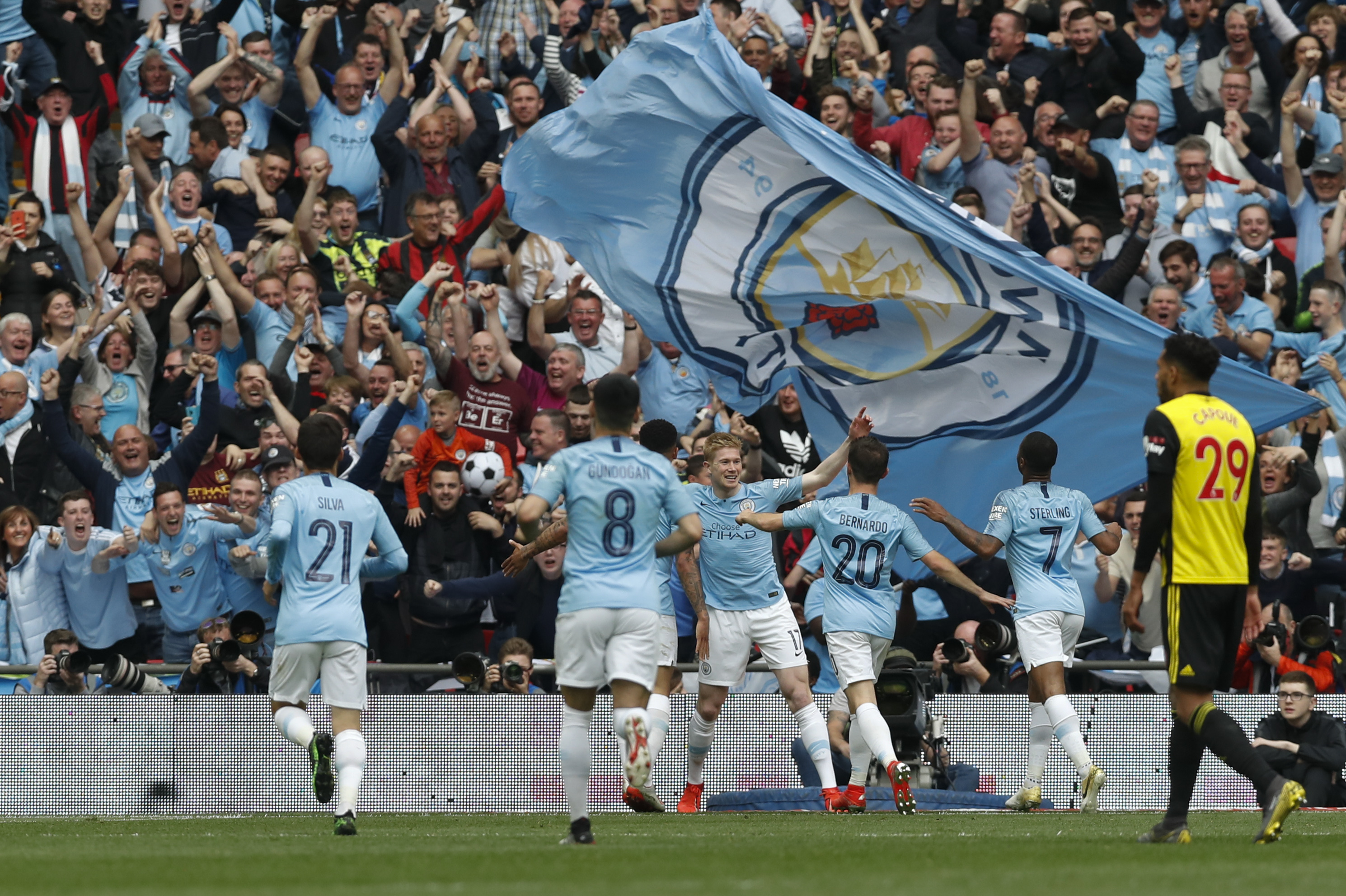 欧冠前瞻：埃因霍温各项赛事5连胜，马竞伤病严重多人缺席（欧冠前瞻：埃因霍温各项赛事豪取五连胜，马竞伤兵满营多人缺阵）