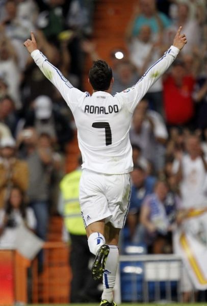 中超赛报：广州队主场击败武汉三镇,