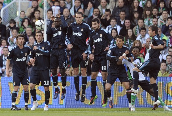 巴萨王者归来！费兰托雷斯帽子戏法领衔三连胜，欧冠复仇战即将打响（巴萨重回巅峰！费兰托雷斯戴帽率队豪取三连胜，欧冠复仇战在即）