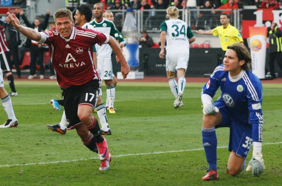 记者：曼联希望姆伯莫12月21日踢完维拉后再去参加非洲杯